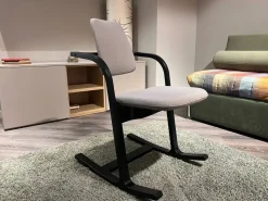 Sedia Actulum da soggiorno realizzata in tessuto scontata del 35%