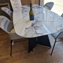 Sedia Alice da soggiorno realizzata in tessuto scontata del 35%