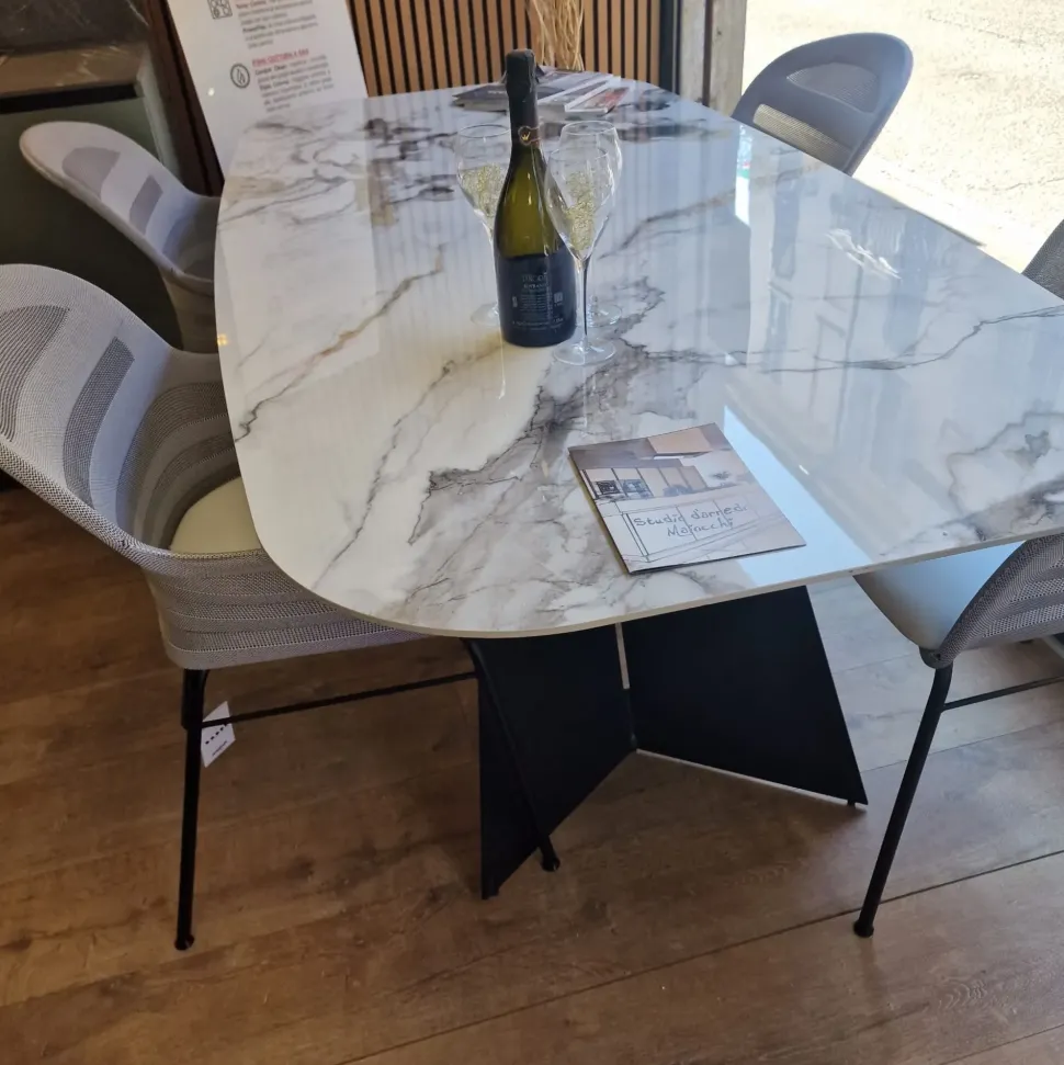 Sedia Alice da soggiorno realizzata in tessuto scontata del 35%