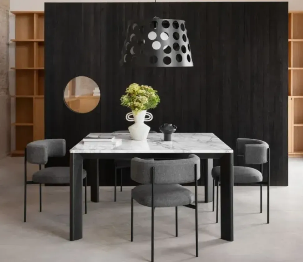 Sedia Amelie da soggiorno realizzata in tessuto scontata del 30%