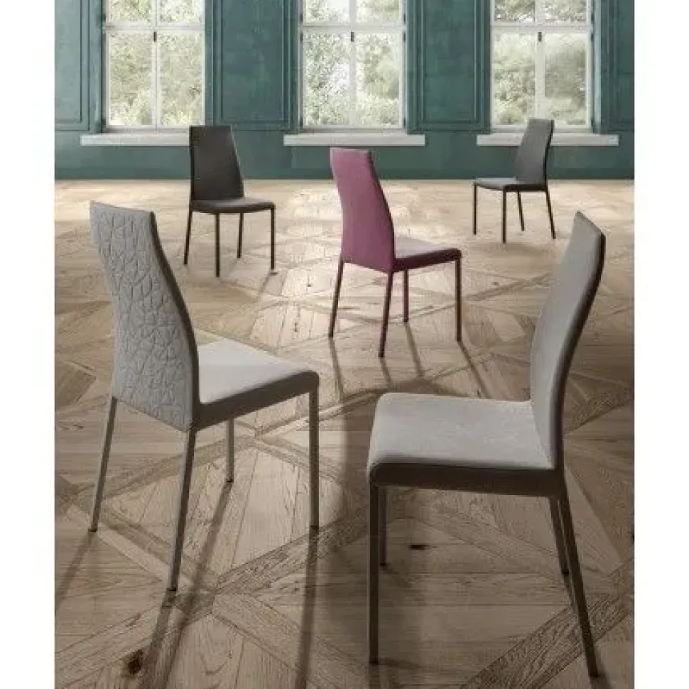 Sedia Blitz plus da soggiorno realizzata in ecopelle scontata del 45%