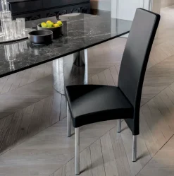 Sedia Charonne da soggiorno realizzata in pelle scontata del 30%