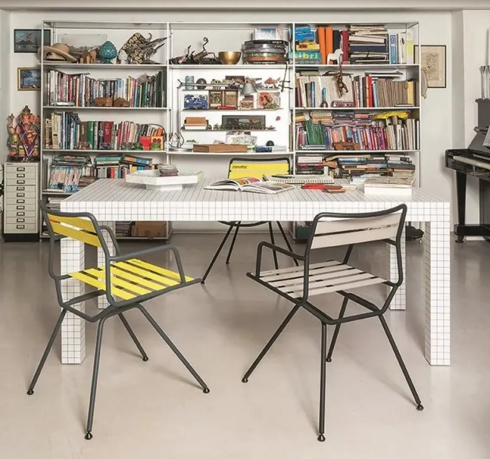 Sedia con braccioli Dan poltrona nera di Zanotta a prezzo Outlet