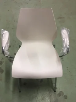 Sedia con braccioli Maui di Kartell a prezzo scontato