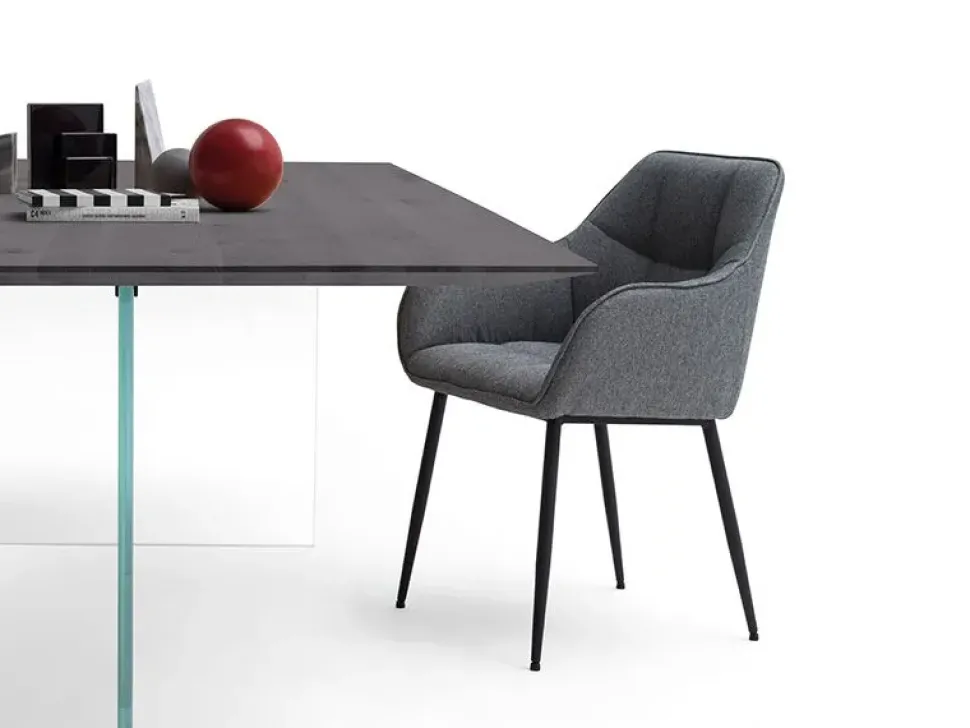 Sedia con braccioli modello Jemes a prezzo riservato