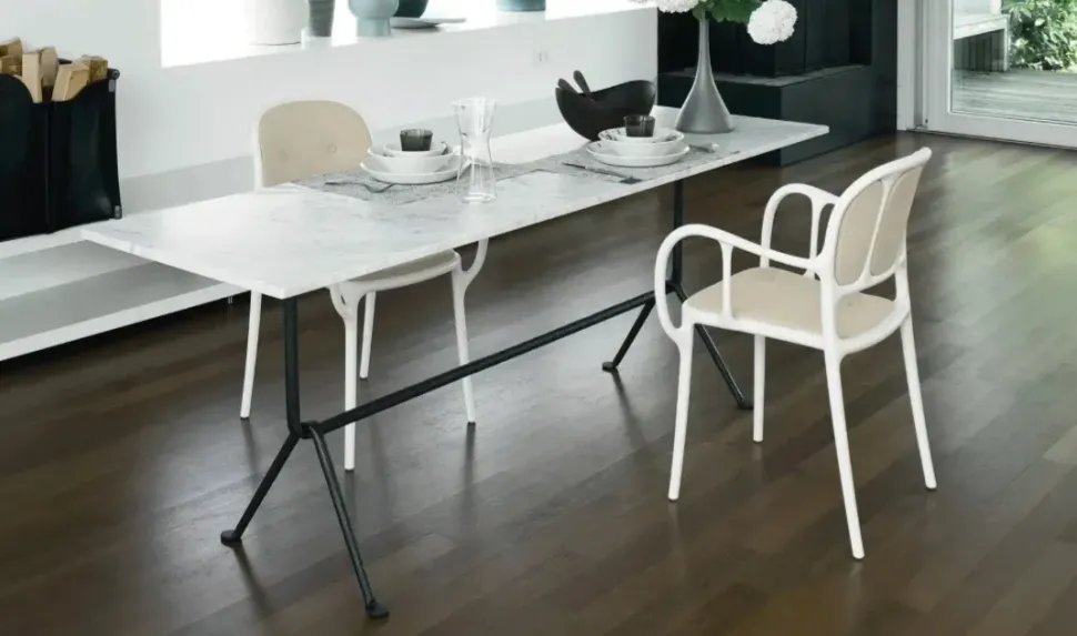 Sedia con braccioli Sedia mila' con cuscini beige magis di Magis a prezzo Outlet