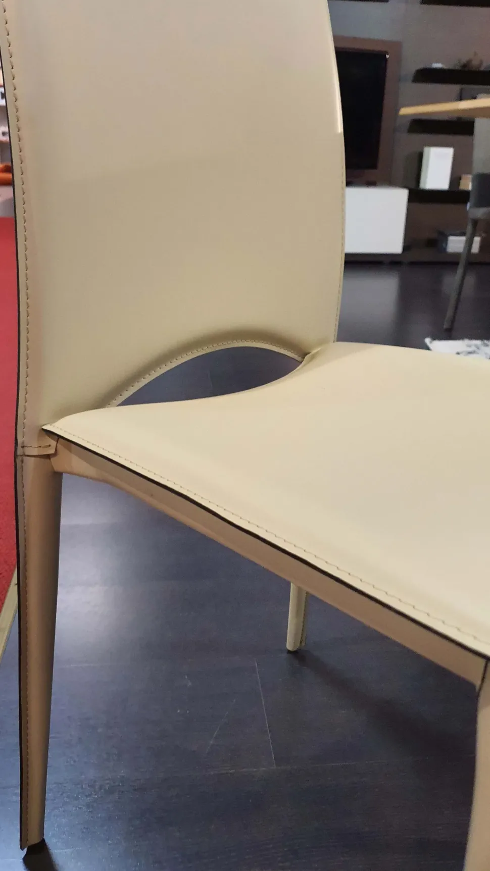 Sedia con schienale alto Vivalta ivory di Ozzio in Offerta Outlet