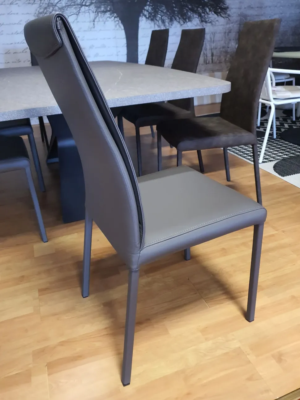 Sedia con schienale medio Megan di Ozzio a prezzo scontato