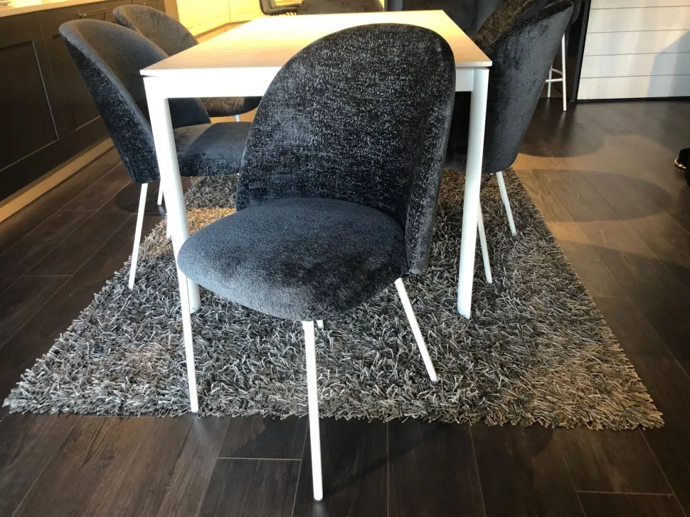 Sedia da soggiorno realizzata in tessuto Tuka mid di Connubia