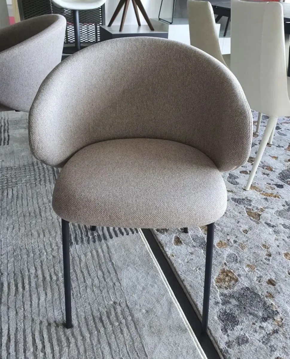 Sedia da soggiorno Tuka Connubia a prezzo Outlet affrettati