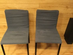 Sedia Dangla da soggiorno realizzata in tessuto scontata del 60%