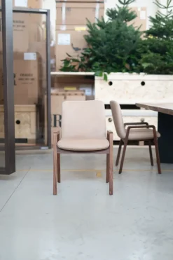 Sedia di Riva 1920 modello Noble da soggiorno in offerta -43%