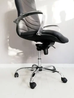 Sedia direzionale Beta direzionale cromata in ecopelle Collezione esclusiva a prezzo scontato