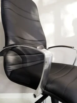 Sedia direzionale Beta direzionale cromata in ecopelle Collezione esclusiva a prezzo scontato