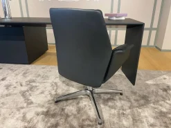 Sedia direzionale Downtown visitor di Poltrona frau: richiedi ora il prezzo riservato