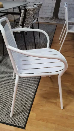 Sedia Easy con braccioli per l'esterno a marchio Connubia a prezzi convenienti