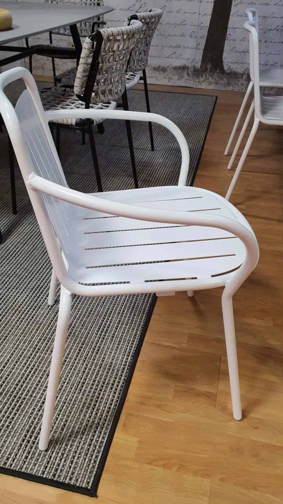 Sedia Easy con braccioli per l'esterno a marchio Connubia a prezzi convenienti