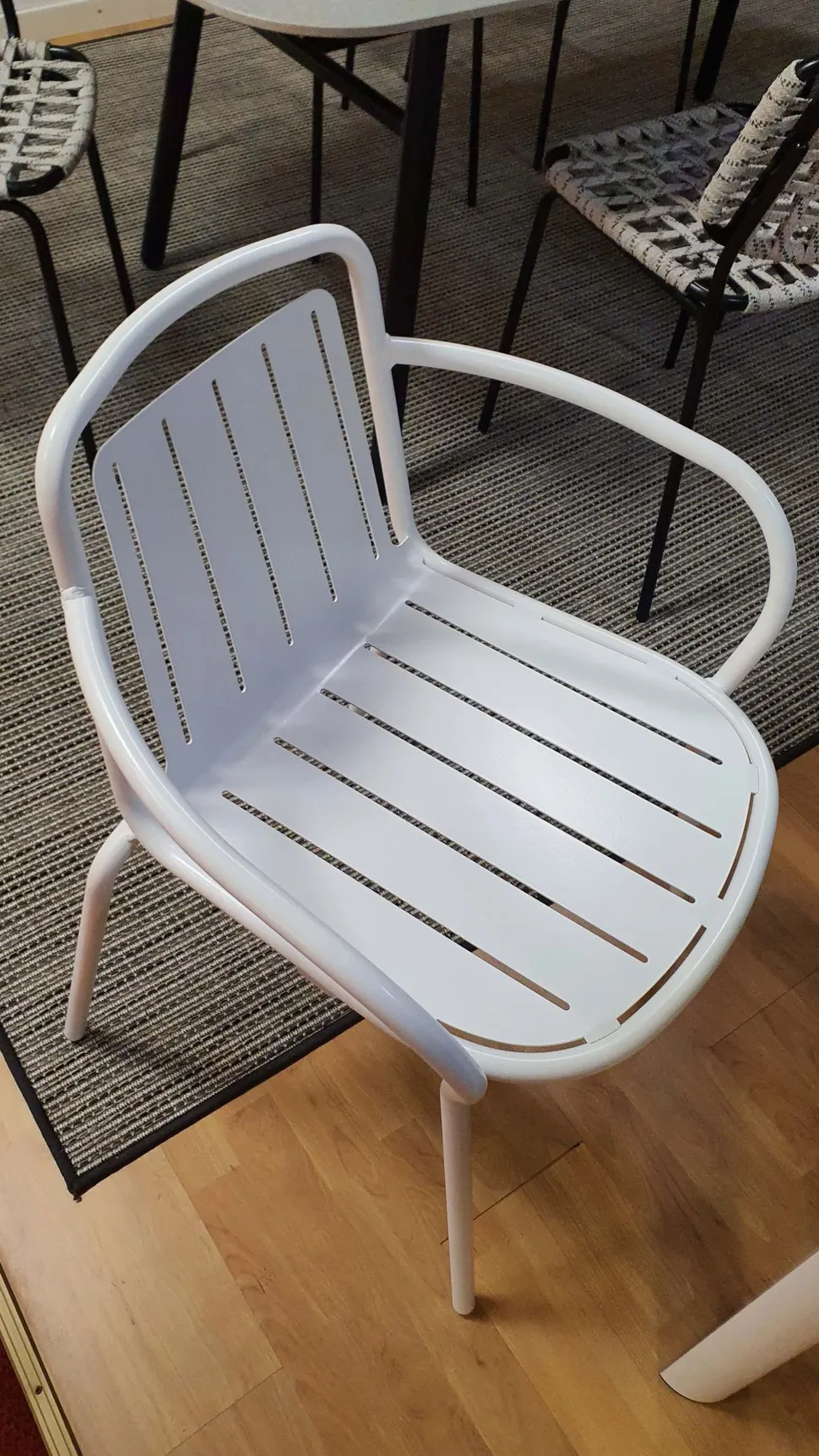 Sedia Easy con braccioli per l'esterno a marchio Connubia a prezzi convenienti