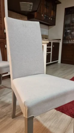 Sedia in legno con schienale alto Freda in offerta