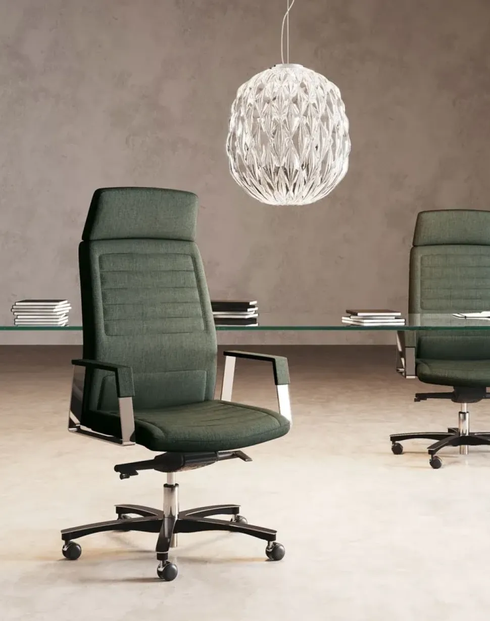 Sedia in pelle con schienale alto Neo chair in offerta