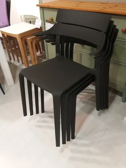 Sedia in plastica con braccioli Rochet in offerta