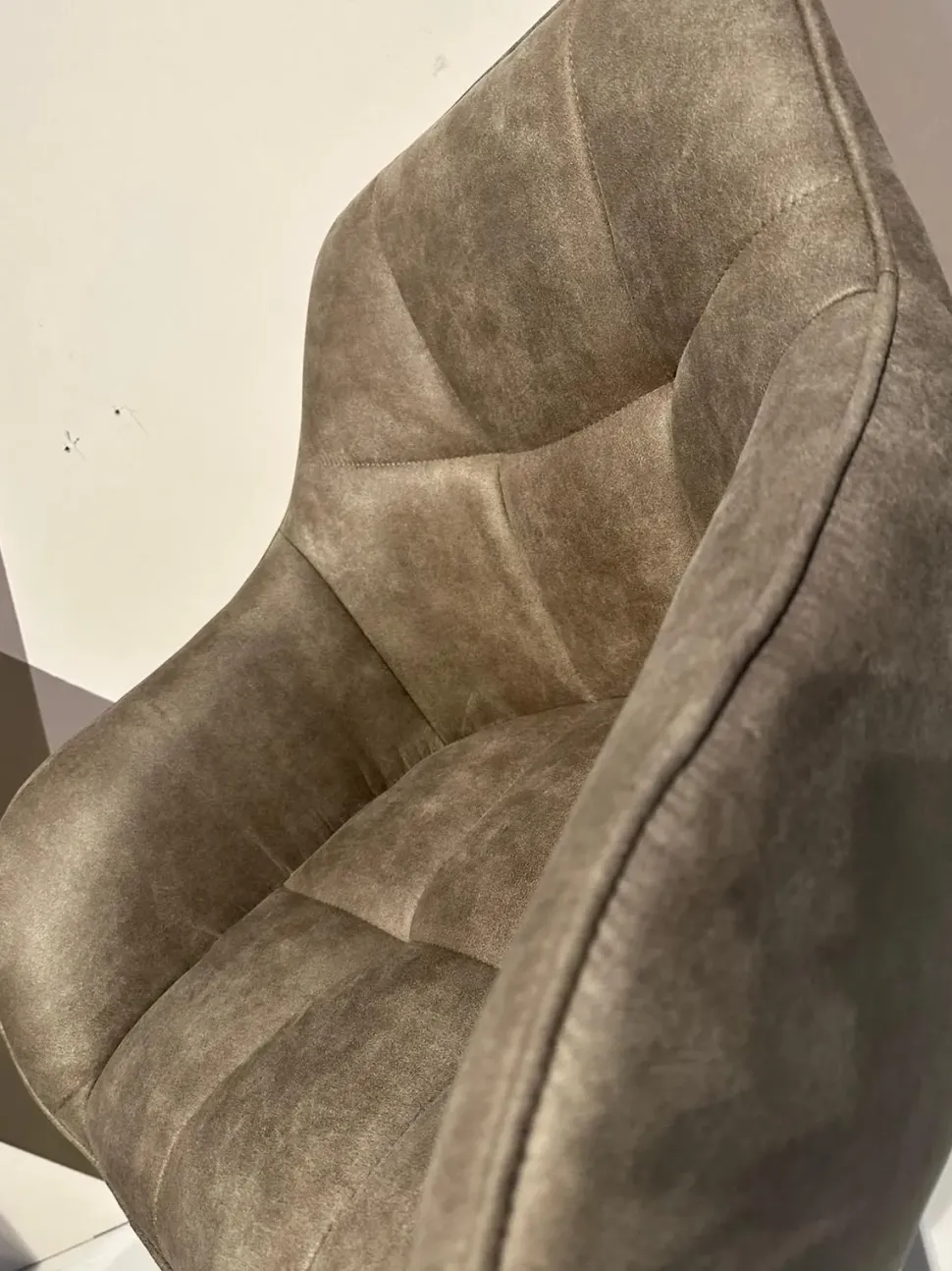 Sedia in tessuto modello James di Devina nais