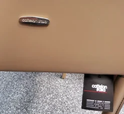 Sedia Kaori da soggiorno realizzata in cuoio scontata del 36%