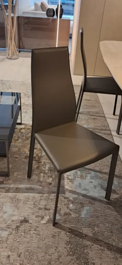 Sedia Kaori da soggiorno realizzata in cuoio scontata del 38%