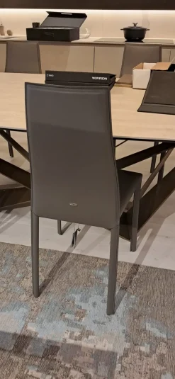 Sedia Kaori da soggiorno realizzata in cuoio scontata del 38%