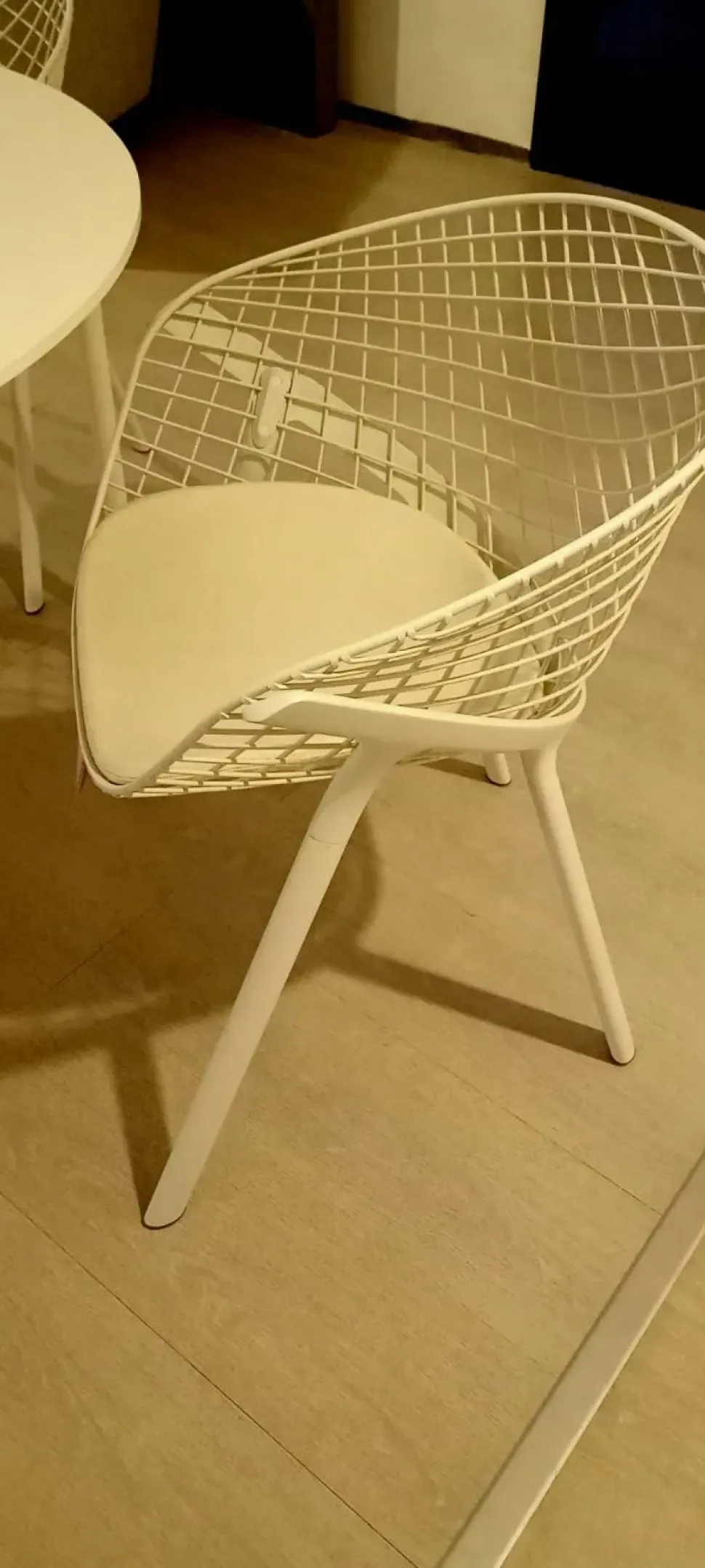 Sedia Kobi da soggiorno realizzata in metallo scontata del 54%