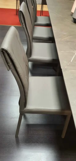 Sedia Luxy da soggiorno realizzata in pelle scontata del 81%