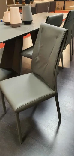 Sedia Luxy da soggiorno realizzata in pelle scontata del 81%