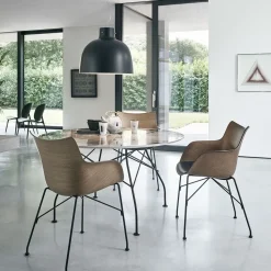 Sedia modello Q/wood con braccioli di Kartell