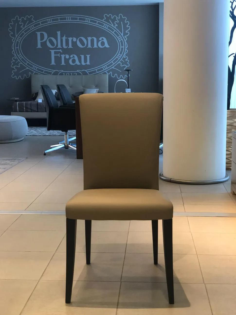 Sedia modello Vittoria senza braccioli di Poltrona frau