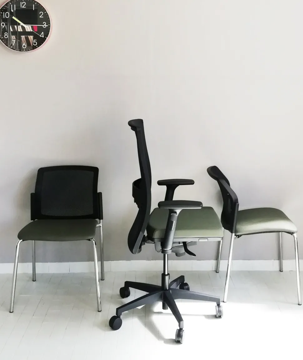 Sedia operativa in ecopelle Hello rete + 2 sedie visitatore Las mobili con forte sconto