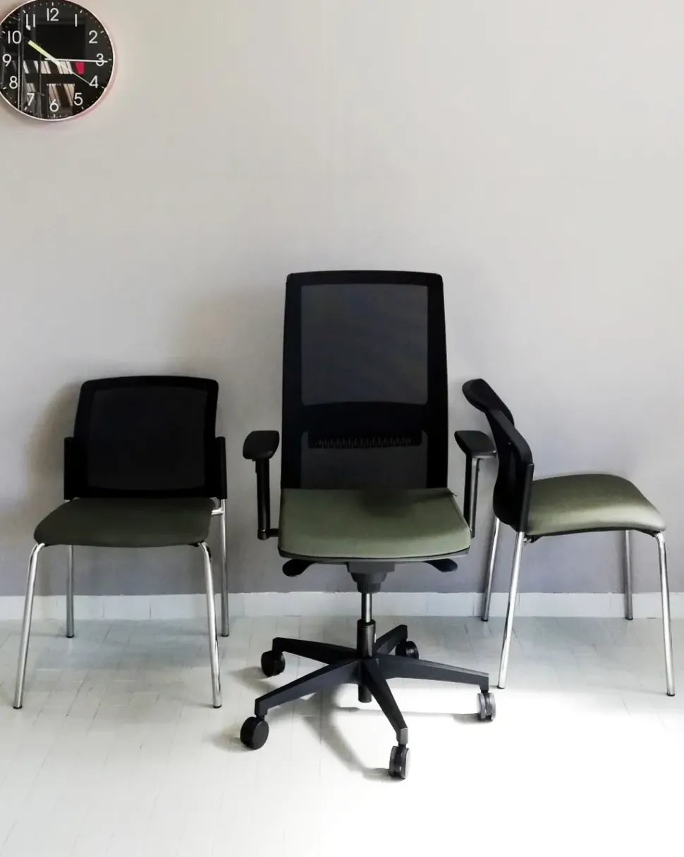 Sedia operativa in ecopelle Hello rete + 2 sedie visitatore Las mobili con forte sconto