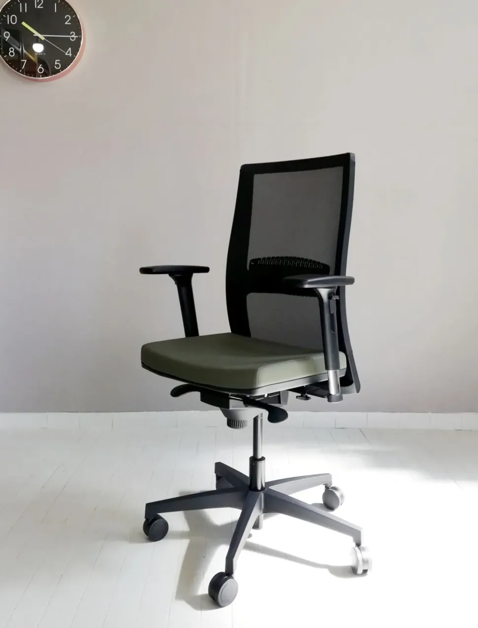 Sedia operativa in ecopelle Hello rete + 2 sedie visitatore Las mobili con forte sconto