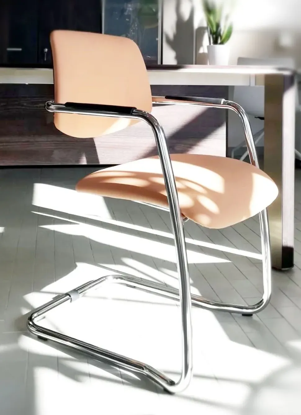 Sedia operativa in ecopelle Athena direzionale + 2 sedie slitta Las mobili con forte sconto