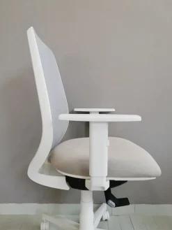 Sedia operativa modello Cast rete full white in altro ad un prezzo davvero conveniente