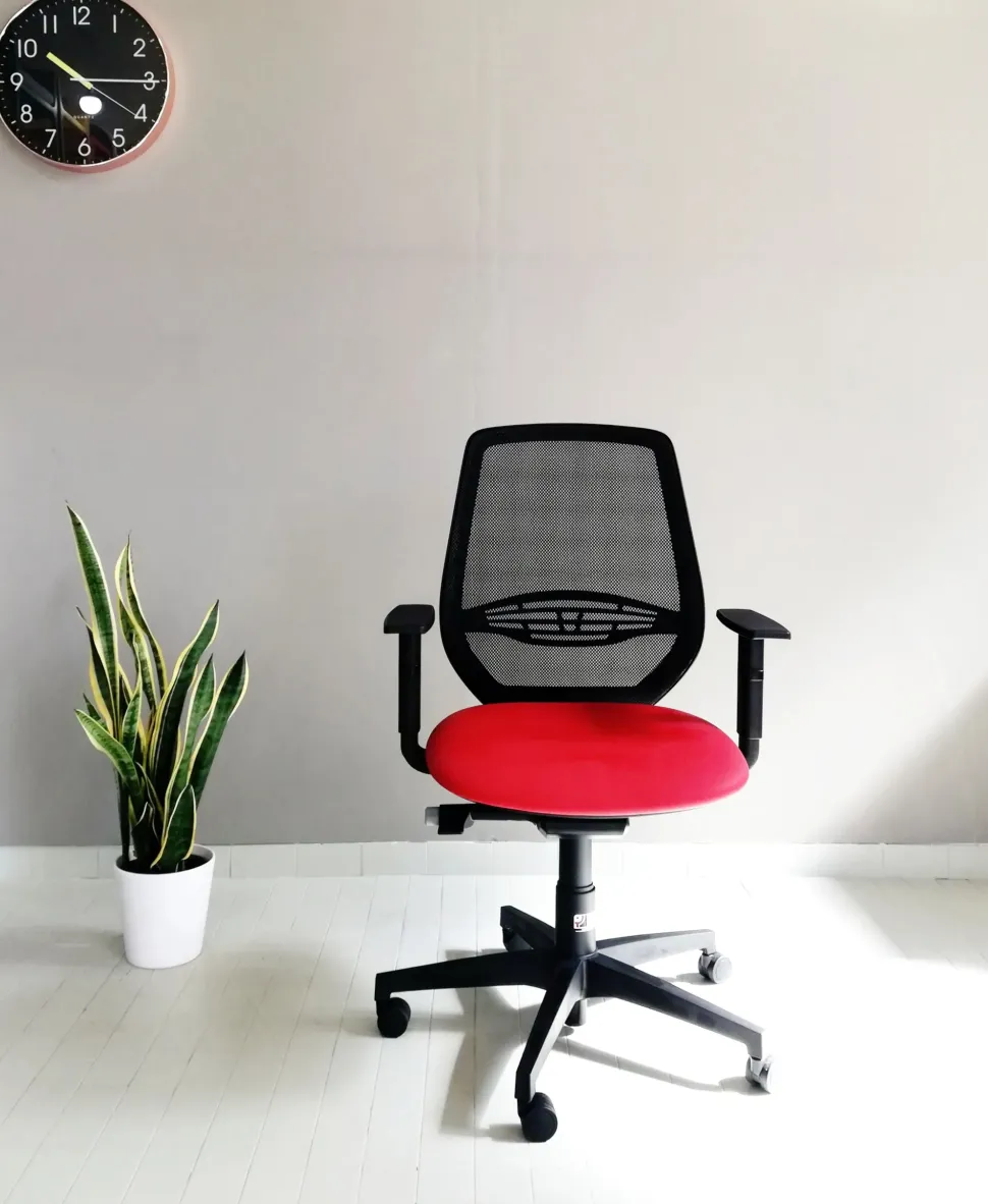 Sedia operativa modello Cast rete + 2 sedie attesa in ecopelle ad un prezzo speciale