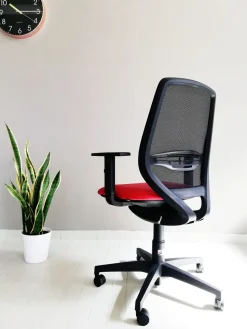 Sedia operativa modello Cast rete + 2 sedie attesa in ecopelle ad un prezzo speciale