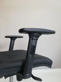 Sedia operativa modello Direzionale sky + 2 sedie attesa in ecopelle ad un prezzo esclusivo