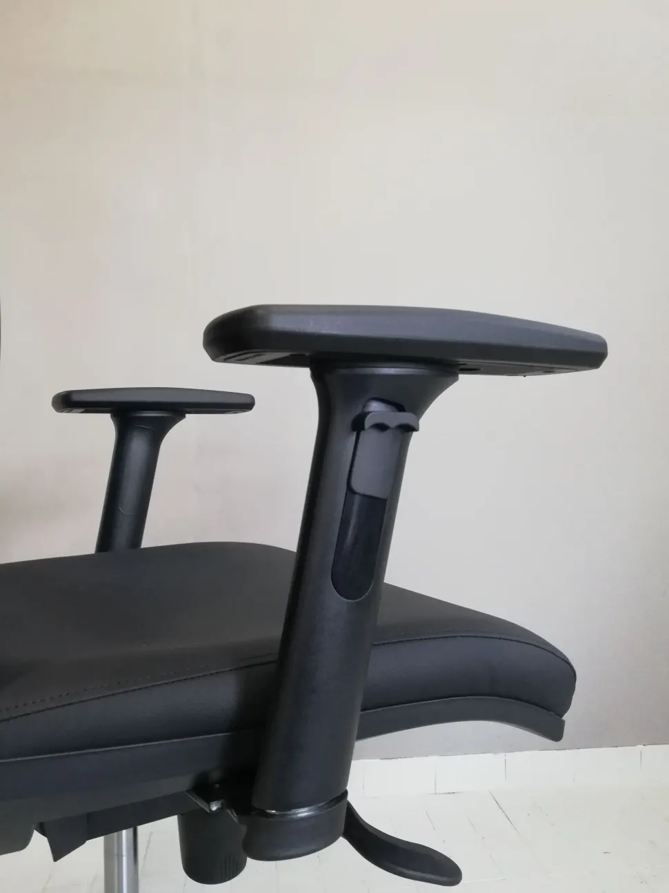 Sedia operativa modello Direzionale sky + 2 sedie attesa in ecopelle ad un prezzo esclusivo