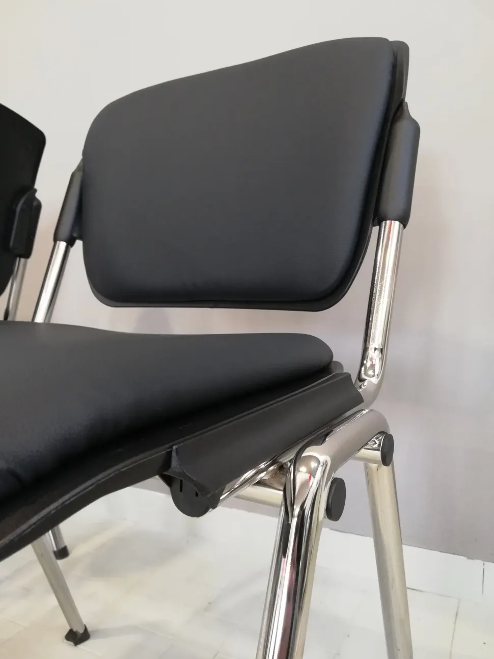 Sedia operativa modello Direzionale sky + 2 sedie attesa in ecopelle ad un prezzo esclusivo