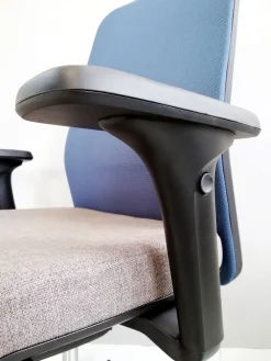 Sedia operativa modello Essai rete - rivestimento tessuto in altro ad un prezzo esclusivo