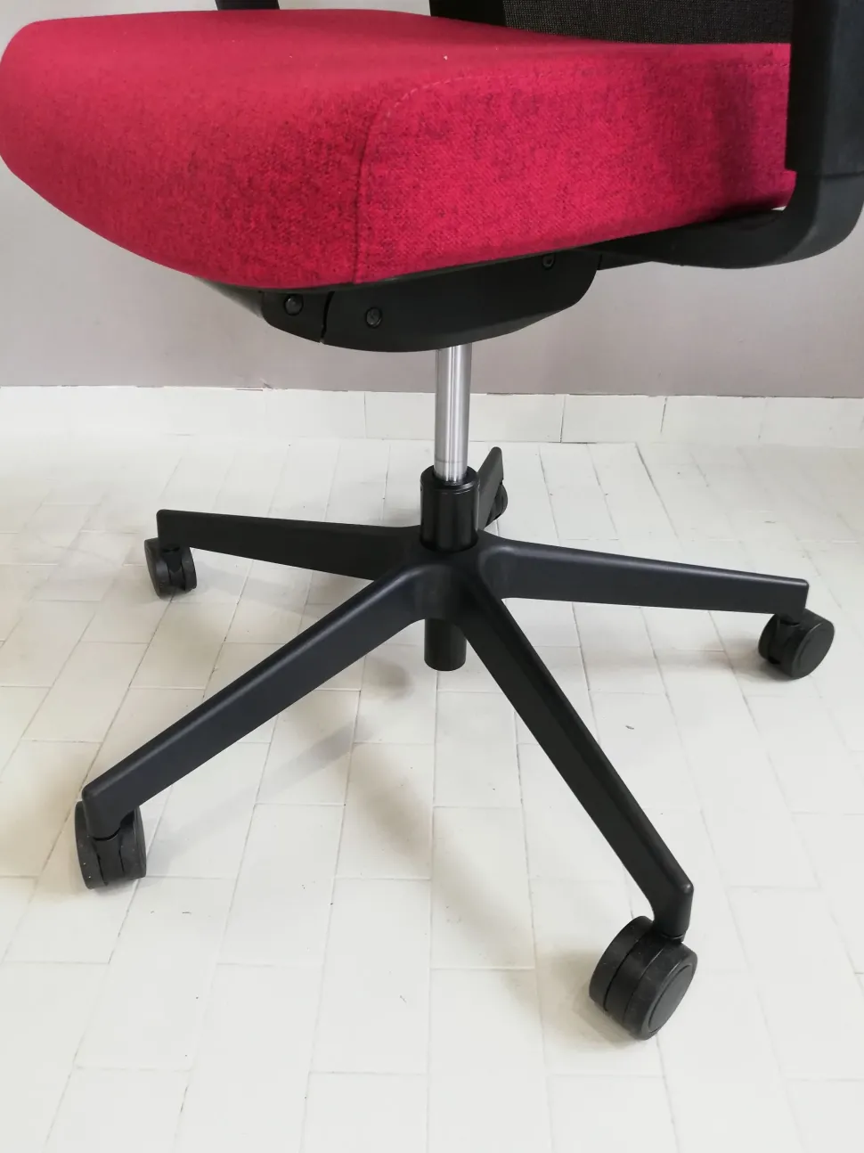 Sedia operativa modello Rassegna rete con poggiatesta in altro ad un prezzo davvero conveniente