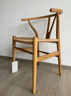 Sedia poltroncina Ch24 di Carl hansen & son a prezzo scontato