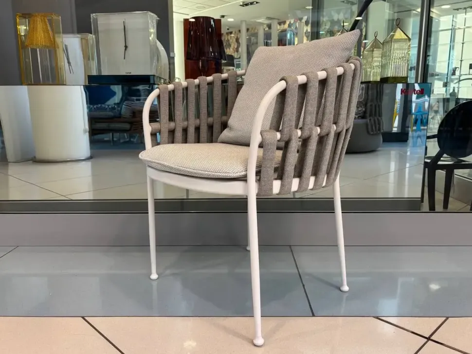 Sedia poltroncina modello Frame a prezzo riservato