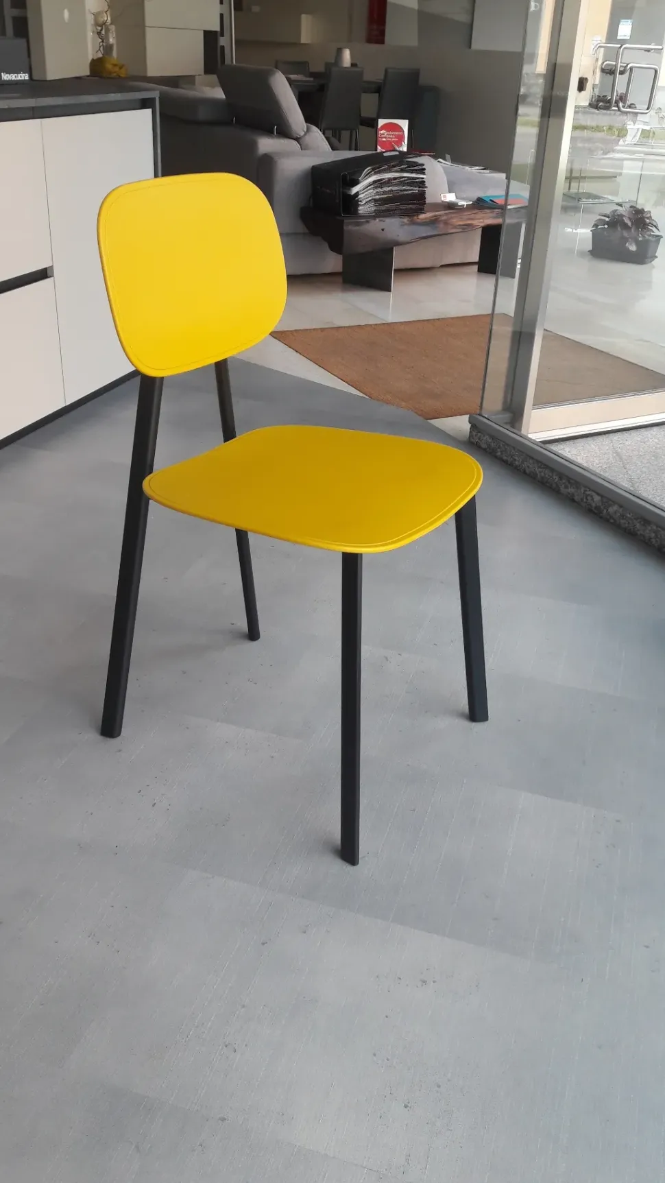 Sedia Tata da soggiorno realizzata in plastica scontata del 35%