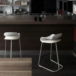 Sgabello a slitta Bcn Kristalia con forte sconto